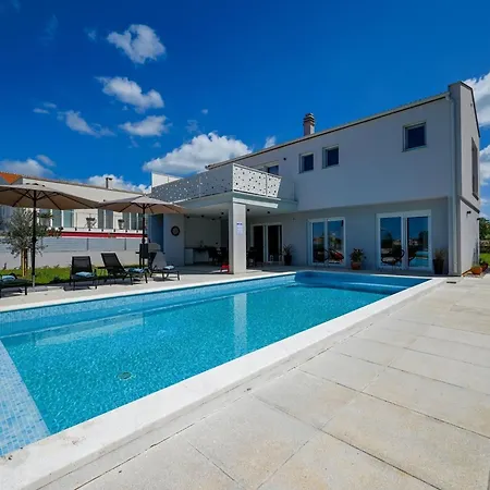 Matohanci Dazzling With Pool - Four Bedroom With Pool Villa Kanfanar