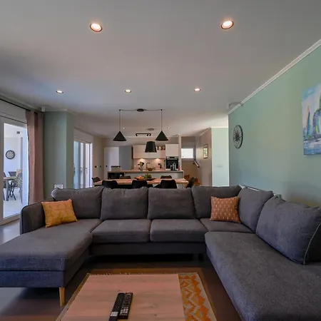 Matohanci Dazzling With Pool - Four Bedroom With Pool *