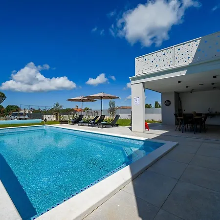 Matohanci Dazzling With Pool - Four Bedroom With Pool Kanfanar
