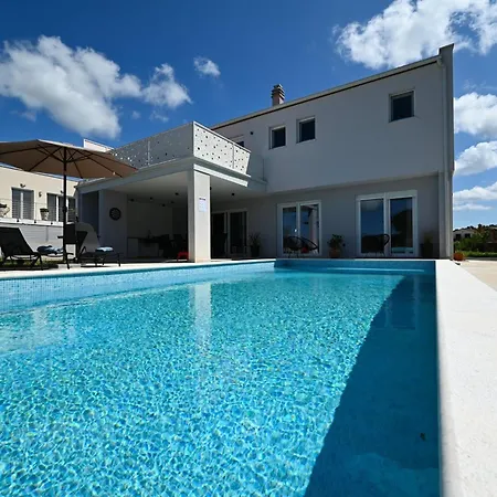 Villa Matohanci Dazzling With Pool - Four Bedroom With Pool Kanfanar
